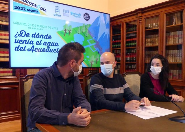El concejal de Medio Ambiente, Ángel Galindo, junto a Nuria Sacristán y Alberto Díez, miembros de 'Segovia Educa en Verde'.
