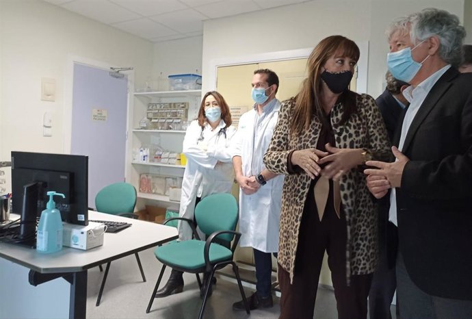 La consejera de Sanidad de Aragón, Sira Repollés, visita la nueva Unidad de Ictus del Hospital Royo Villanova de Zaragoza.
