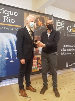 El alcalde de Logroño, Pablo Hermoso de Mendoza, entrega a Enrique del Río la Insignia de Oro de la AIG