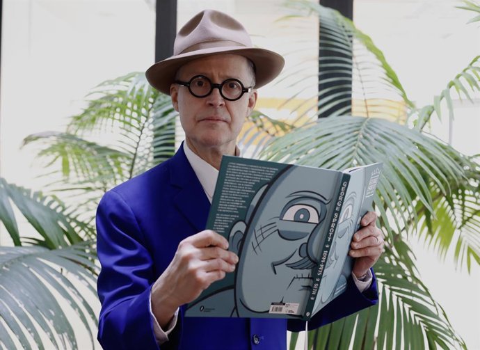 El escritor y dibujante Seth, seudónimo de Gregory Gallant, en una entrevista con Europa Press. Valncia 4 de marzo de 2022.