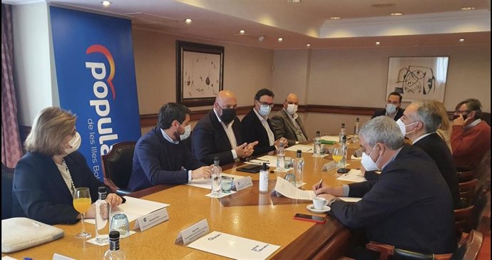 El presidente de la Junta Territorial del PP de Palma, Jaime Martínez, en un un desayuno empresarial con representantes de los aparejadores, arquitectos, promotores, constructores e inmobiliarias de Baleares.