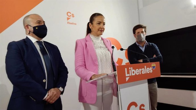 María Ángeles Muriel, coordinadora provincial de Cs, junto a Julio Díaz, parlamentario de Cs y portavoz del grupo naranja en el Parlamento de Andalucía, y Guillermo García de Longoria, portavoz de Cs en el Ayuntamiento de Huelva.