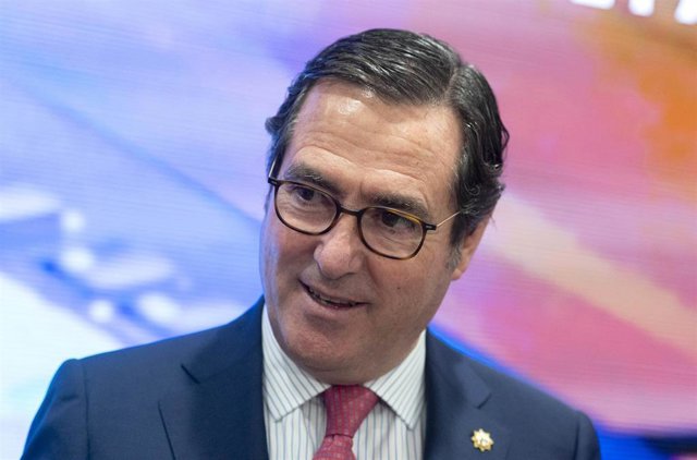 El presidente de la CEOE, Antonio Garamendi, responde a los medios en la presentación del proyecto 'Es tu fuerza', en la sede de la CEOE, a 3 de marzo de 2022, en Madrid (España). 