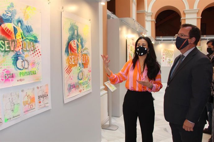 Juan Carlos Cabrera y María Tapia, en la muestra que recorre el proceso creativo del cartel de las Fiestas de Primavera de 2022, en la Casa Consistorial.