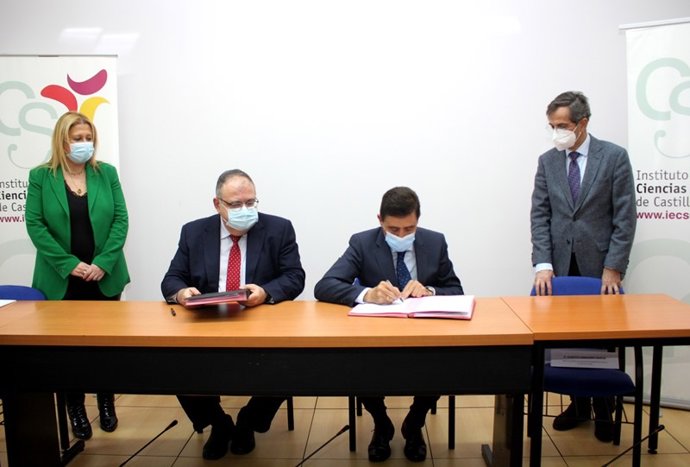 De izda a dcha, De Gregorio, Vázquez, Martínez y Caballero en la firma del convenio para becar las tesis de los MIR.