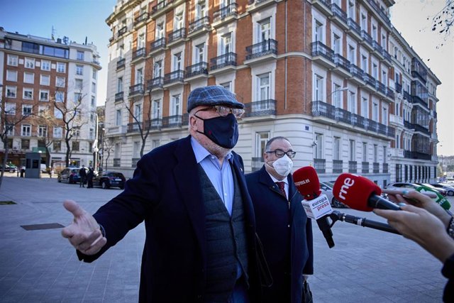 El ahora comisario jubilado José Manuel Villarejo (i), ofrece declaraciones a los medios a su llegada a la Audiencia Nacional para declarar como investigado en relación con CENYT, a 28 de febrero de 2022, en Madrid (España). El excomisario declara de nuev