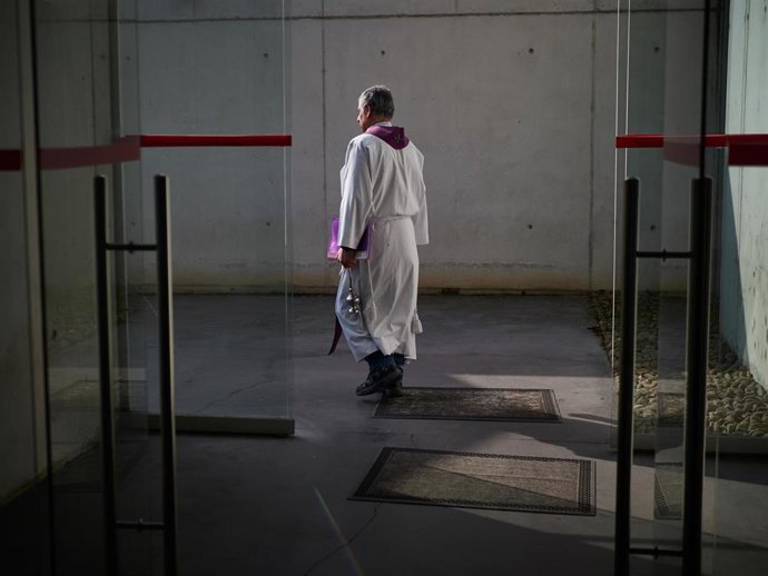 Archivo - Un sacerdote camina  para velar a las personas fallecidas por las instalaciones del cementerio Municipal de San José en Pamplona (Navarra),