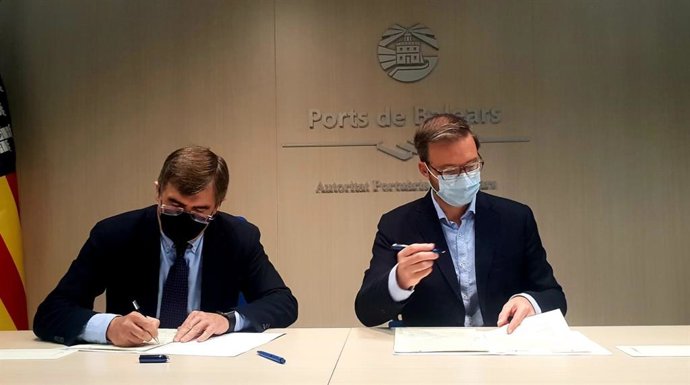 El alcalde de Palma, José Hila, y el director de la APB, Francesc Antich, durante la firma del convenio.