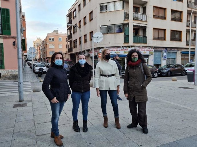 La portavoz del grupo municipal de Ciudadanos (Cs) en el Ayuntamiento de Palma, Eva Pomar, y la regidora, Joana Capó, se reúnen con miembros de la asociación vecinal de Camp d'en Serralta.