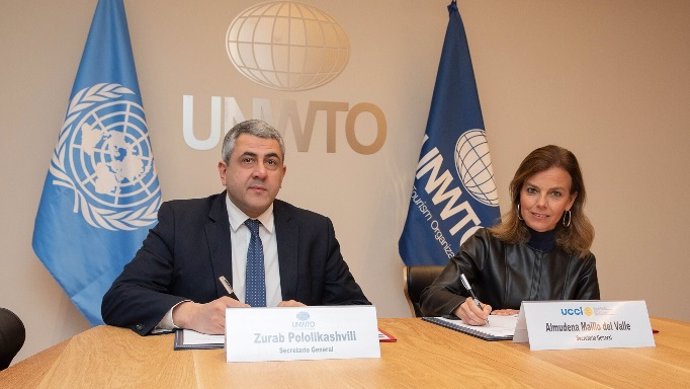 El secretario general de la OMT, Zurab Pololikashvili, y  la secretaria general de la UCCI y concejala delegada de Turismo del Ayuntamiento de Madrid, Almudena Maíllo.
