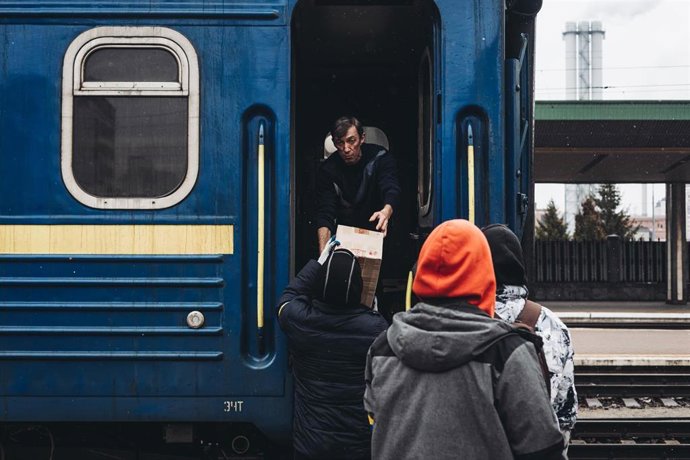 Un hombre saca provisiones de un tren, a 3 de marzo de 2022, en Kiev (Ucrania).