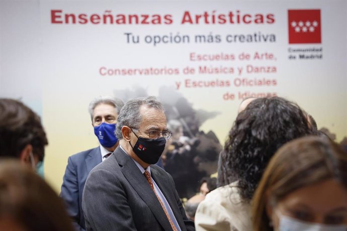 El consejero de Educación, Universidades y Ciencia, Enrique Ossorio, visita la feria Aula en Ifema Madrid.