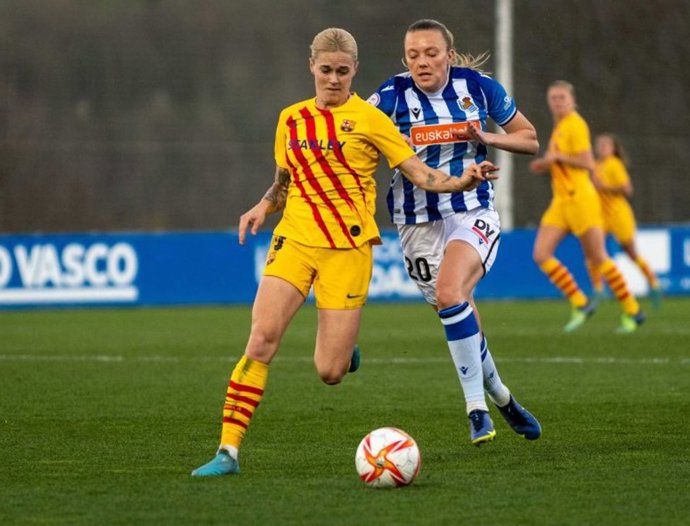 Mapi León pugna un balón con Jensen en el Real Sociedad-FC Barcelona de la Primera Iberdrola 2021-2022