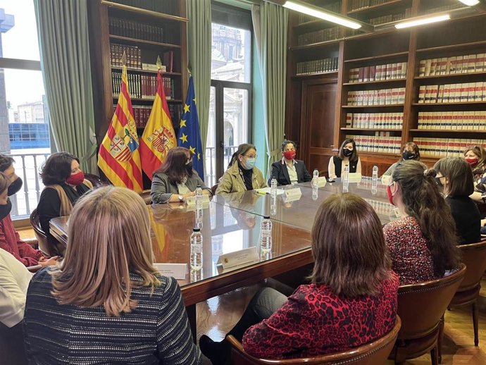 Reunión de la delegada del Gobierno en Aragón, Rosa Serrano, con las investigadoras del CSIC.