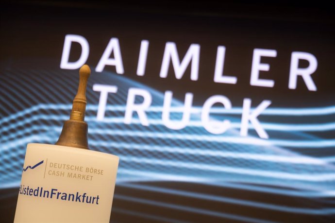 Archivo - 10 December 2021, Hessen, Frankfurt_Main: A bell stands on a pedestal in front of the lettering "Daimler Truck" before the Initial Public Offering (IPO) of commercial vehicle manufacturer Daimler Truck. Photo: Sebastian Gollnow/dpa