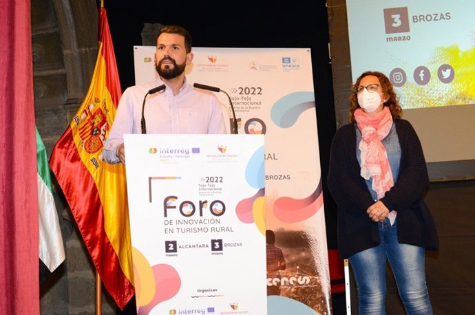 El diputado de Reto Demográfico, Desarrollo Sostenible, Juventud y Turismo, Álvaro Sánchez Cotrina, clausura el Foro de Innovación Turística en Brozas