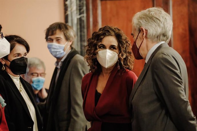 La ministra de Hacienda, María Jesús Montero, conversa con el presidente del Comité de Expertos, Jesús Ruiz-Huerta, antes de recibir el Libro Blanco del comité de personas expertas para la reforma del sistema tributario.