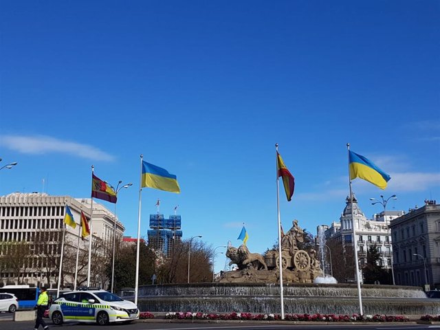 La fuente de Cibeles luce banderas de Ucrania junto a las de España.