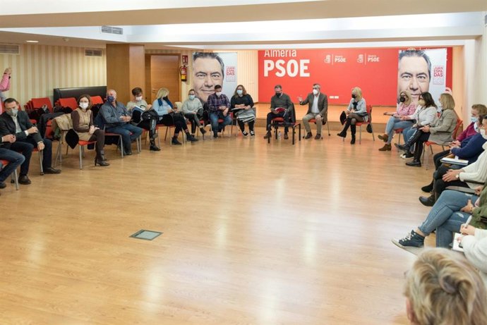 Juan Espadas (PSOE-A) mantiene una reunión con trabajadoras de la dependencia en Almería.