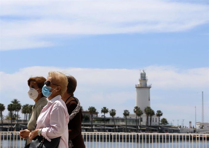 Archivo - Mujeres pasean por el Muelle  durante la Fase 1 en Málaga a 20 de mayo del 2020