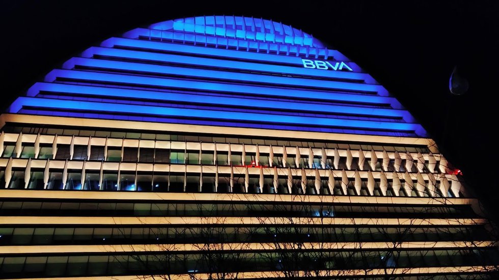 La 'Vela' de BBVA, iluminada con los colores de la bandera de Ucrania
