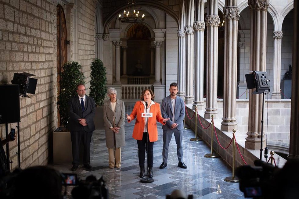 La alcaldesa de Barcelona, Ada Colau, en rueda de prensa junto a los abogados lex Sol y Olga Tubau, y el concejal de Derechos de Ciudadanía, Marc Serra.