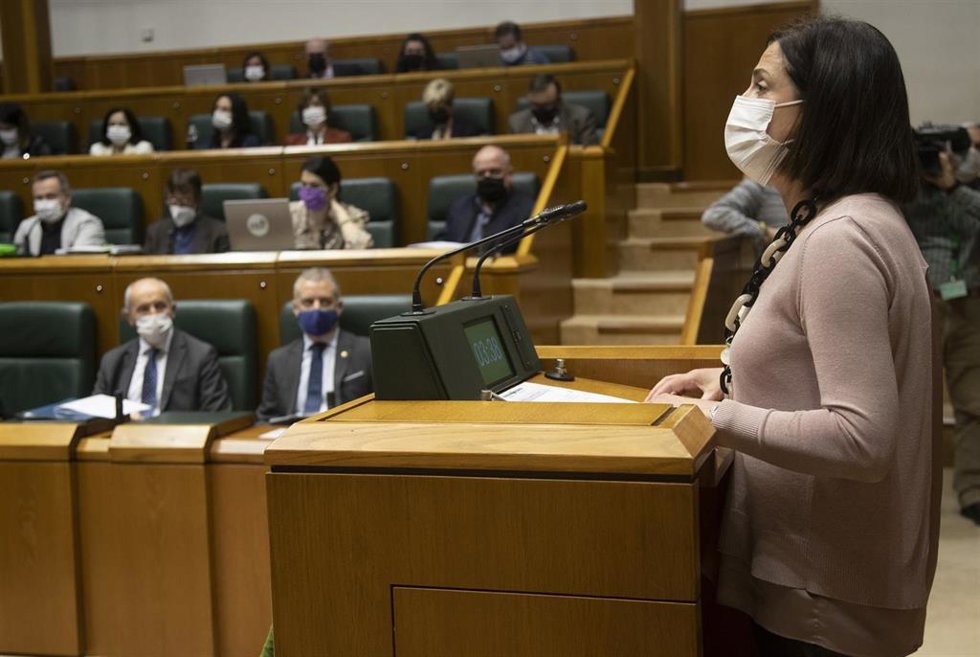 La consejera de Igualdad, Justicia y Políticas Sociales, Beatriz Artolazabal, en el pleno de control del parlamento