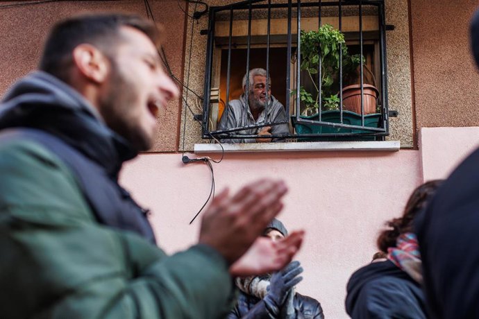 Archivo - Varios activistas de la plataforma 'Stop desahucios' aplauden, 