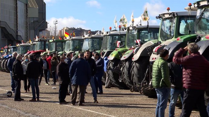 Agricultores y ganaderos participan en una "tractorada por Valladolid.