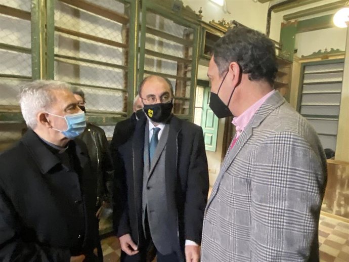 El presidente del Gobierno de Aragón, Javier Lambán; el vicario general de la Archidiócesis de Zaragoza, Manuel Almor; y el director de la Biblioteca de San Carlos, Diego Palomero.