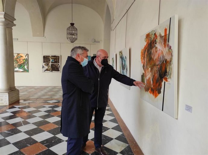 El vicepresidente quinto de la Diputación de Córdoba, Víctor Montoro (izda.), y el artista lucentino Fernando Calvillo.
