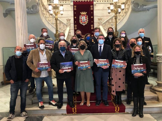 El consejero Antonio Luengo, la alcaldesa de Cartagena y el resto de asistentes a la presentación de la guía, en las escaleras del Palacio Consistorial.