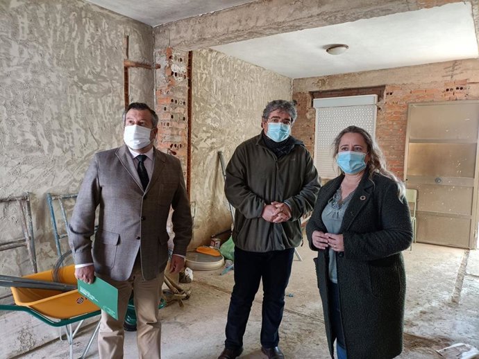 El delegado territorial de Regeneración, Justicia y Administración Local en Huelva, Alfredo Martín, ha visitado este vienres las obras que ejecuta el Ayuntamiento de El Almendro con cargo al Programa de Fomento de Empleo Agrario (PFEA)