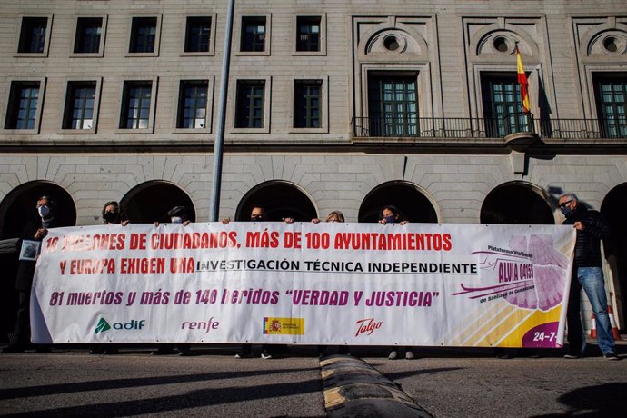 Archivo - Varios representantes de la Plataforma Víctimas Alvia 04155 con una pancarta, antes de su reunión con la ministra de Transportes, Movilidad y Agenda Urbana, en la sede del Ministerio, a 16 de diciembre de 2021, en Madrid, (España). La ministra