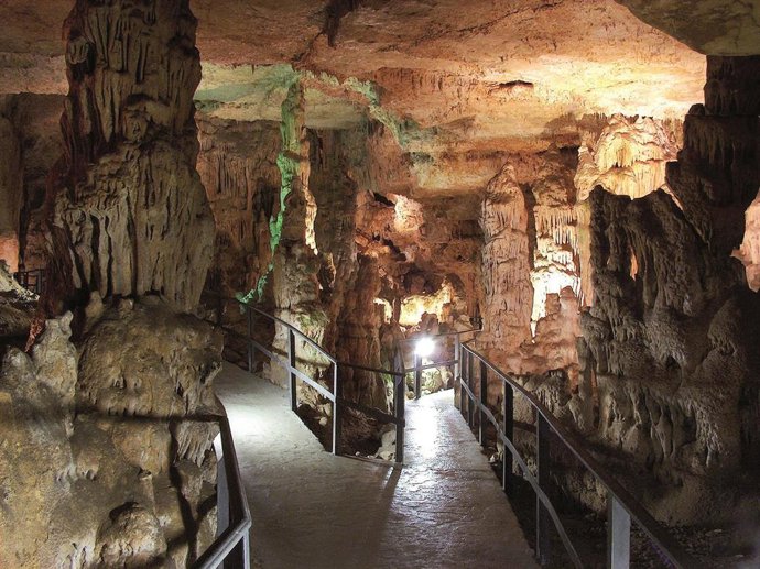 Interior de la Cueva de los Franceses.