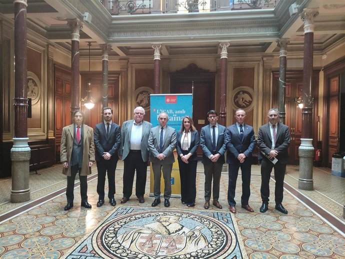 En el centro, el decano del Colegio de la Abogacía de Barcelona, Jesús Sánchez, junto a otros miembros del Icab tras presentar el proyecto 'Ukrainian Population Assistance'