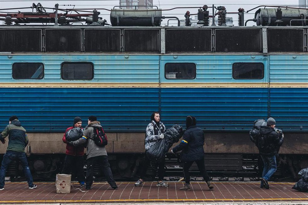 Una cadena de personas traslada provisionesen Kiev (Ucrania)