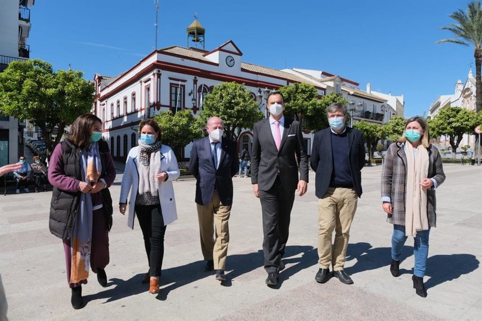 El presidente de Diputación, en el centro, junto al alcalde de Lebrija, visita la localidad.