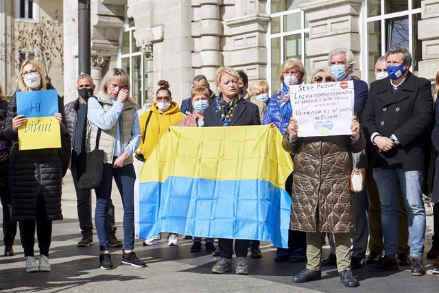 Varias personas con banderas de Ucrania, participan en un minuto de silencio para condenar la guerra en Ucrania y en apoyo a los ciudadanos ucranianos, en la Plaza del Ayuntamiento, a 4 de marzo de 2022, en Santander, Cantabria (España). 