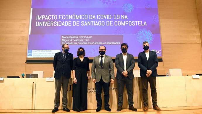 José Alberto Díez de Castro, María Bastida, Antonio López, Javier Ferreira y Miguel A. Vázquez Taín en el acto de presentación del informe 'Impacto de la Covid-19 en la Universidad de Santiago de Compostela'