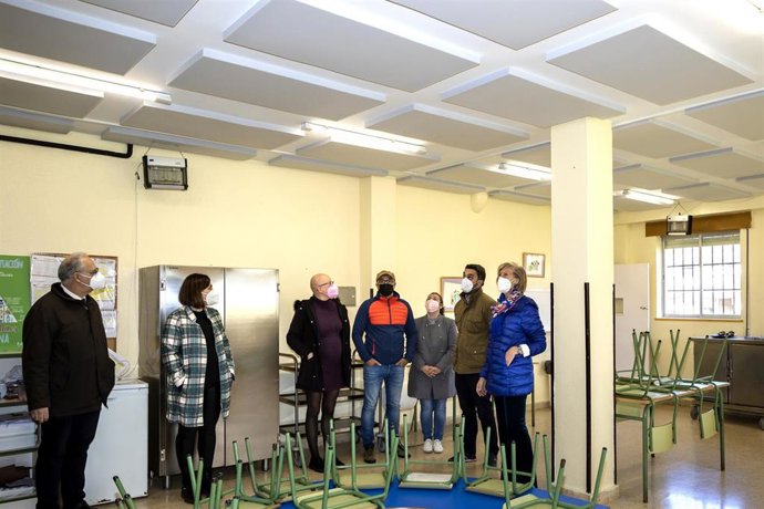 La consejera de Educación y Formación Profesional, Marina Lombó, y el alcalde de Ribamontán al Monte, Joaquín Arco, entre otros, visitan las obras de acondicionamiento ejecutadas en el colegio Trasmiera, de Hoz de Anero