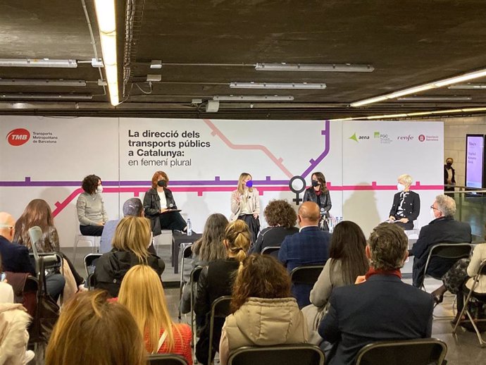 La directora del Aeropuerto de Barcelona, Sonia Corrochano, la presidenta de TMB, Laia Bonet, la presidenta de FGC, Marta Subir, y la directora de Rodalies Renfe, Mayte Castillo, en un debate