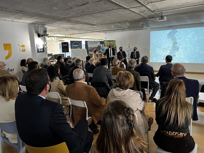 El alcalde de Sevilla, Antonio Muñoz, se ha reunido con vecinos y colectivos afectados por la ampliación del tranvía a Nervión.