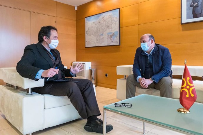 El consejero de Obras Públicas, Ordenación del Territorio y Urbanismo, José Luis Gochicoa, se reúne con el alcalde de Santillana del Mar, Ángel Rodríguez Urquiza