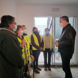 José Luis Delgado conversa con trabajadoras del PFEA en Bentarique (Almería)