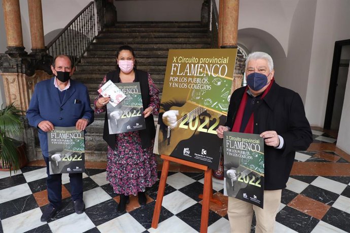La delegada del Área de Cohesión Social, Consumo y Participación Ciudadana de la Diputación de Córdoba, Dolores Amo (centro), presenta el X Circuito Provincial Flamenco.