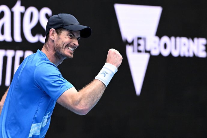Archivo - Andy Murray of Great Britain reacts during the first round Mens singles match against Nikoloz Basilashvili of Georgia on Day 2 of the Australian Open, at Melbourne Park, in Melbourne, Tuesday, January 18, 2022. (AAP Image/Dave Hunt) NO ARCHIV