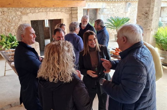 La presidenta del PP, Marga Prohens, durante su visita a Inca.