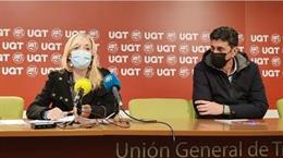 La secretaria General de UGT Andalucía, Carmen Castilla, y el secretario General de UGT Huelva, Sebastián Donaire, en rueda de prensa en Huelva.