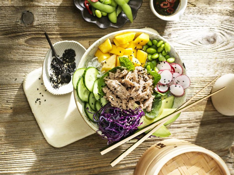 Ensalada con la alternativa vegana al atún de Nestlé.
